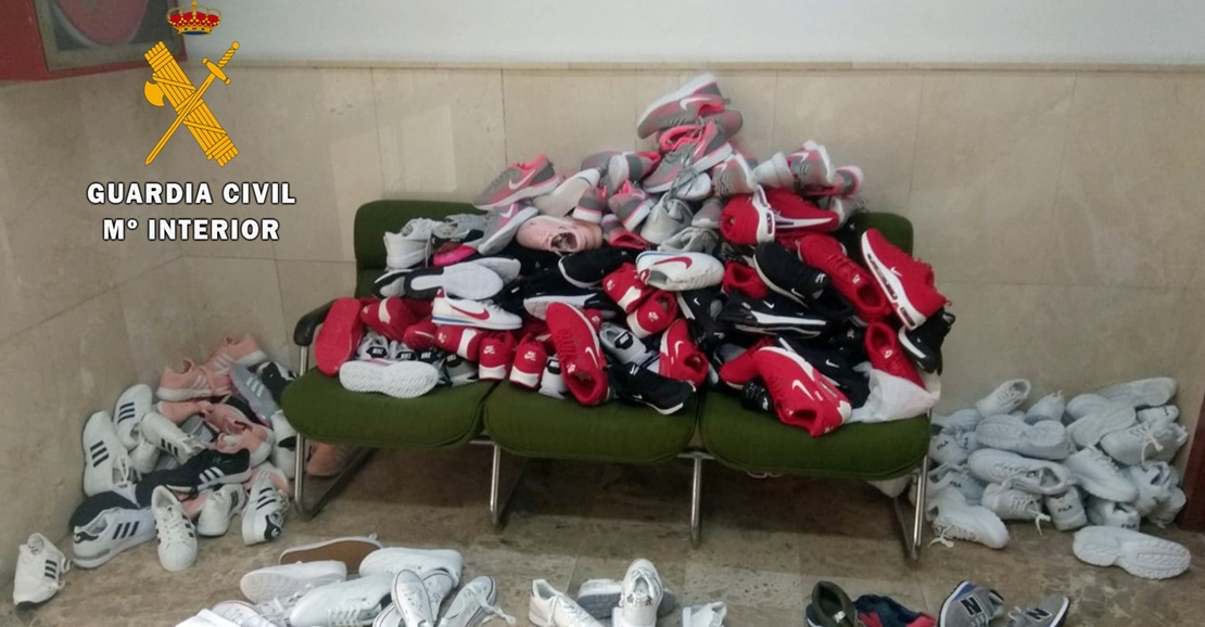 La Guardia Civil interviene un centenar de pares de zapatillas deportivas falsificadas.