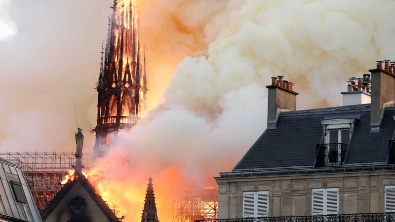 Notre Dame, sin su aguja y sin parte de su techo