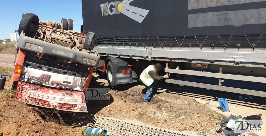 Dos camiones colisionan en la carretera EX-105