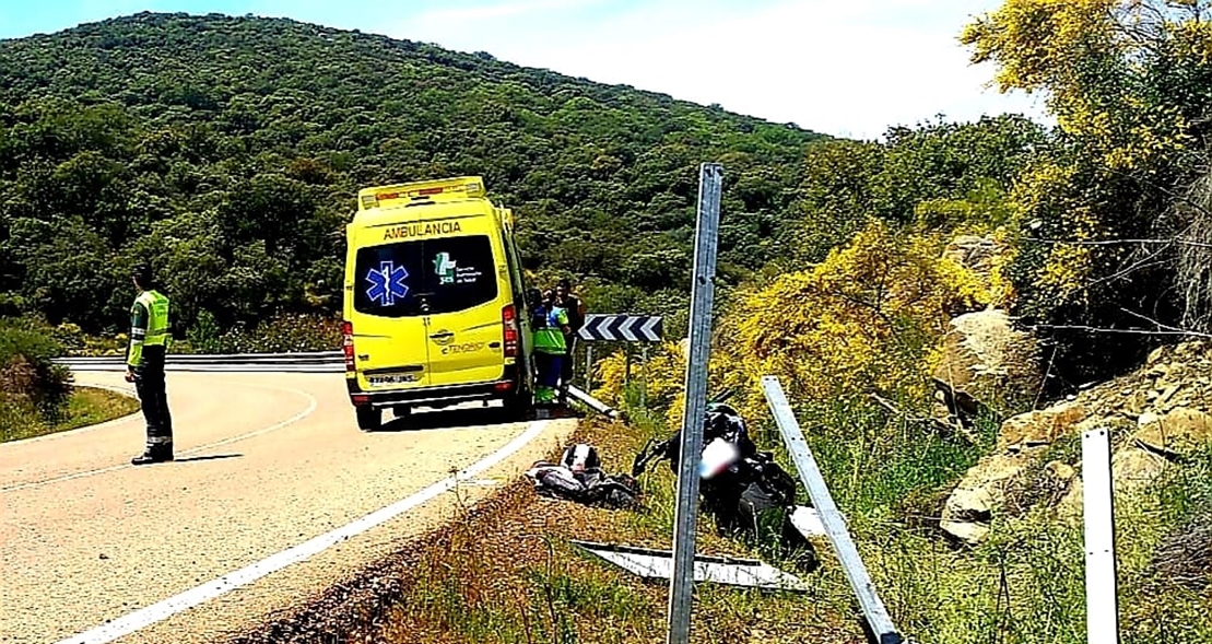 Un motorista se accidenta en la EX-320