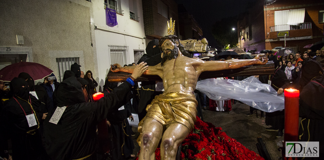 La madrugada del Viernes Santo procesiona por las calles de Badajoz