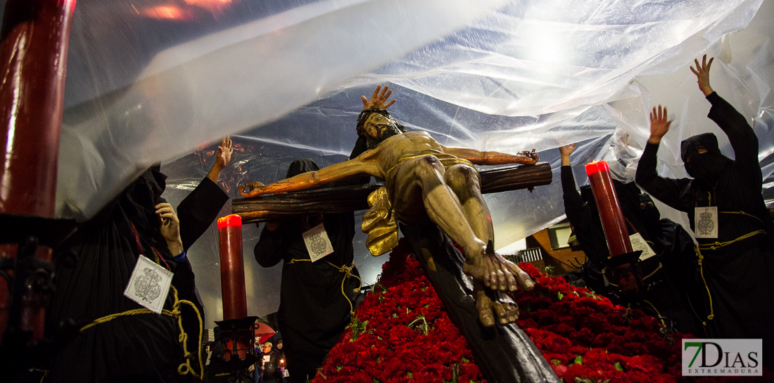 La madrugada del Viernes Santo procesiona por las calles de Badajoz