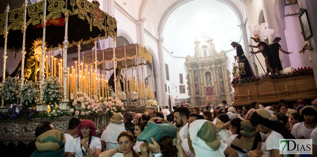 Decepción bajo la lluvia por no poder ver salir a San Agustín