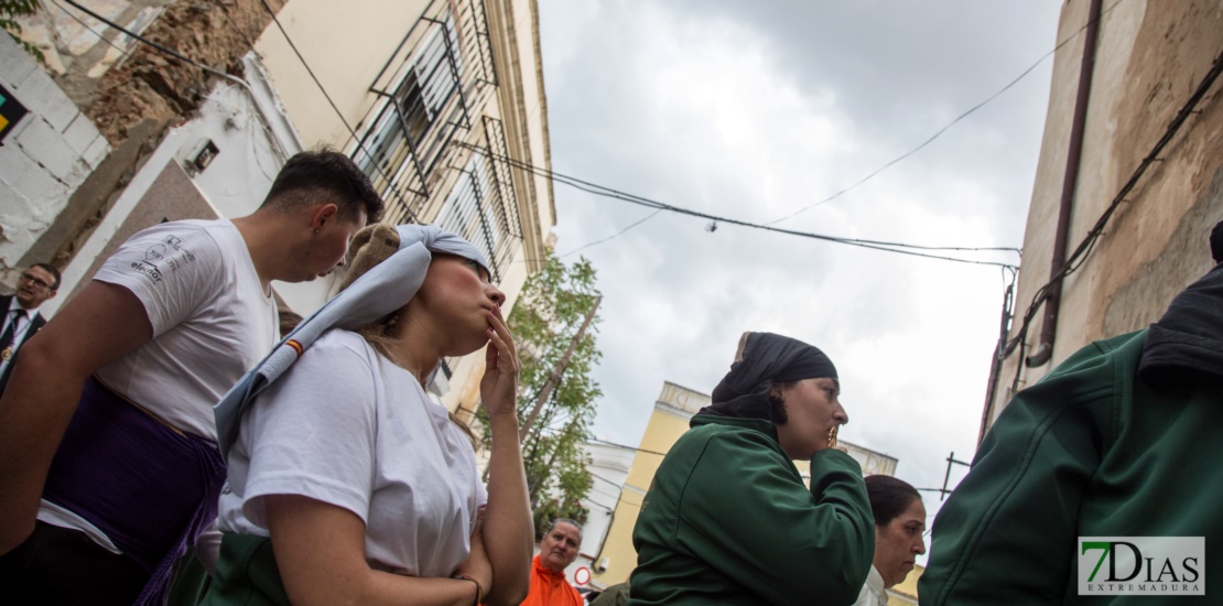 Decepción bajo la lluvia por no poder ver salir a San Agustín