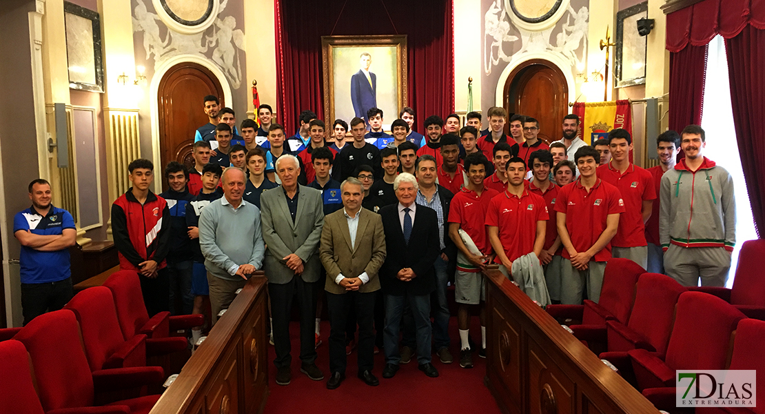 Los equipos del ‘Torneo Baloncesto Ciudad de Badajoz’ visitan el Ayuntamiento