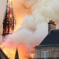 Notre Dame, sin su aguja y sin parte de su techo