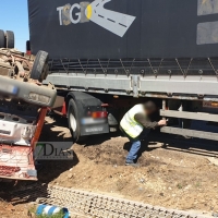 Dos camiones colisionan en la carretera EX-105