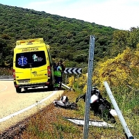 Un motorista se accidenta en la EX-320