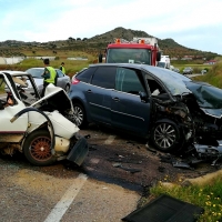 5 heridos en una violenta colisión en la EX-103