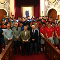 Los equipos del ‘Torneo Baloncesto Ciudad de Badajoz’ visitan el Ayuntamiento