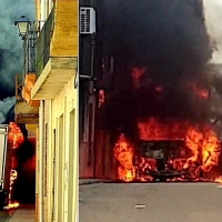 El incendio en un camión afecta a otros vehículos y viviendas en Villar del Rey (BA)