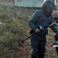 Sorprendido mientras realizaba excavaciones arqueológicas usando un detector de metales