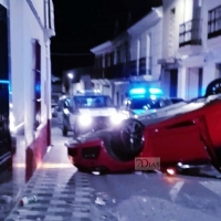 Vuelco de un turismo esta madrugada en Lobón (Badajoz)