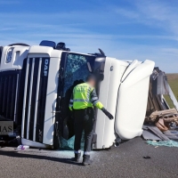 El vuelco de un tráiler obliga a cortar la A-66 dirección Cáceres-Salamanca