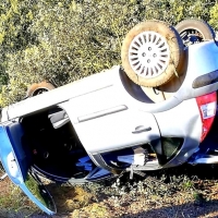 En estado grave tras volcar con su coche en la N-435