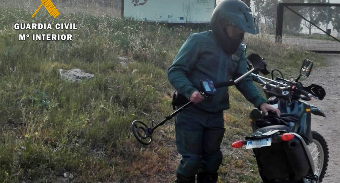 Sorprendido mientras realizaba excavaciones arqueológicas armado con un detector de metales