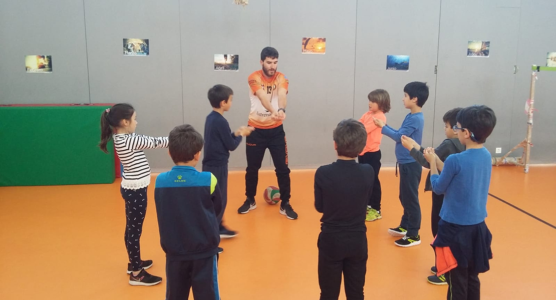 El Pacense Voleibol acerca el deporte a los colegios