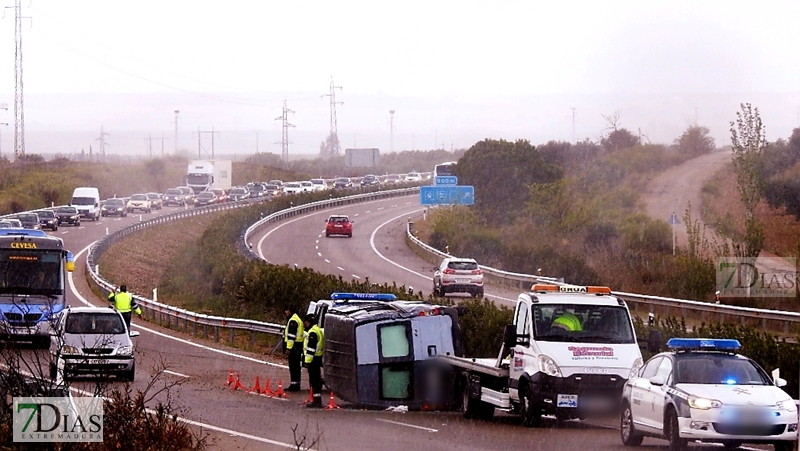 Retenciones en la autovía A-5 a causa de un accidente de tráfico