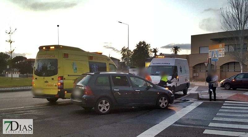 Colisión en la rotonda del Hotel Río en Badajoz