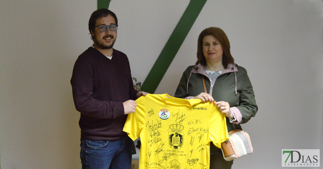 María José Vázquez ya tiene su camiseta del Triangular entre gitanos, guardia civiles y famosos