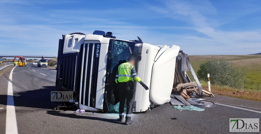 El vuelco de un tráiler obliga a cortar la A-66 dirección Cáceres-Salamanca