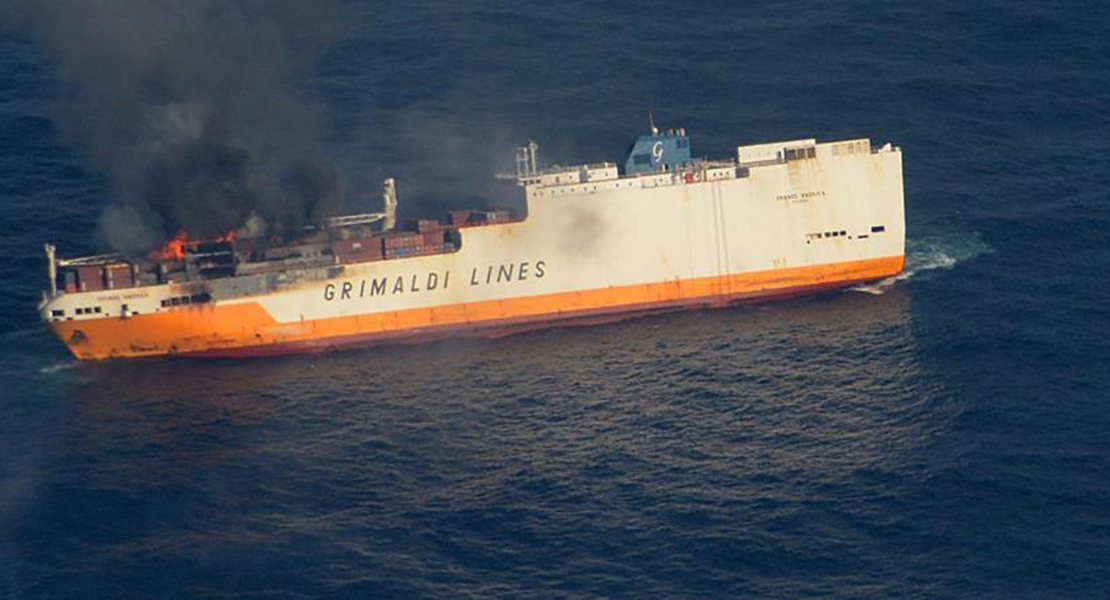 Arde un buque de la compañía Grimaldi al Sur de la bahía de Palmas