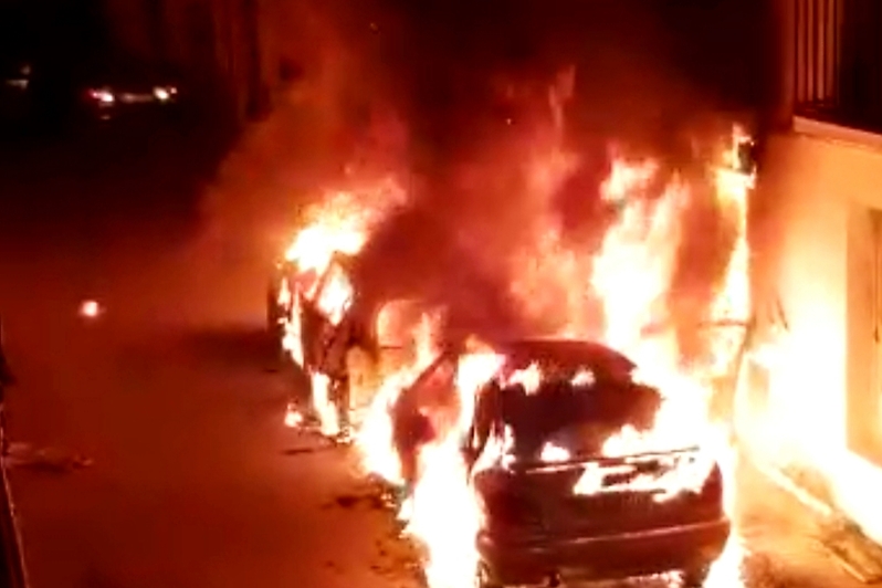 Un incendio calcina dos vehículos y afecta gravemente a la fachada de una vivienda