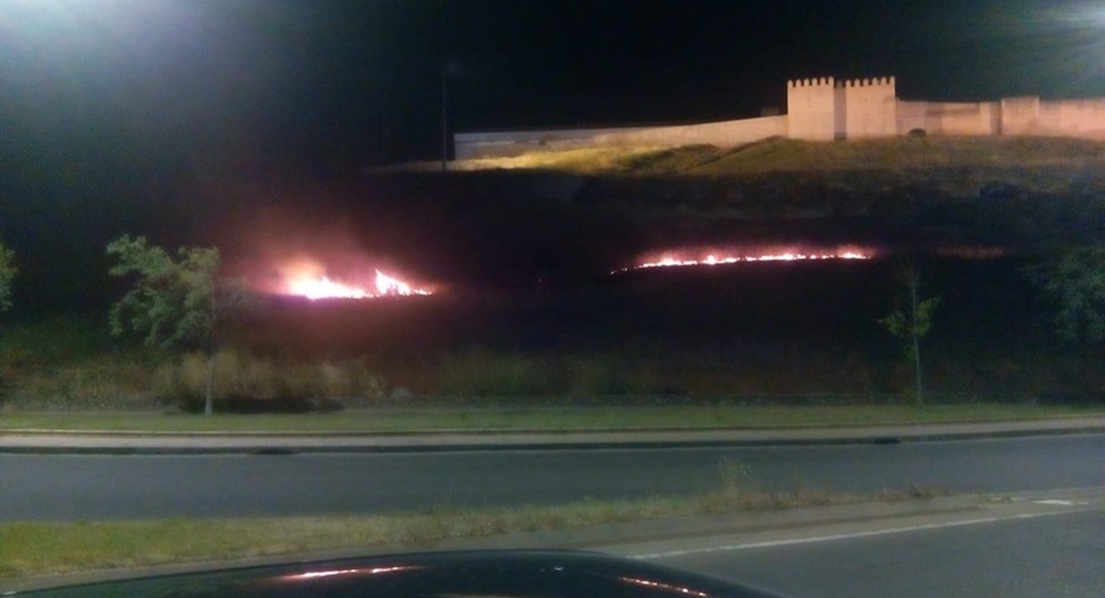 Incendio en la ladera de la Alcazaba