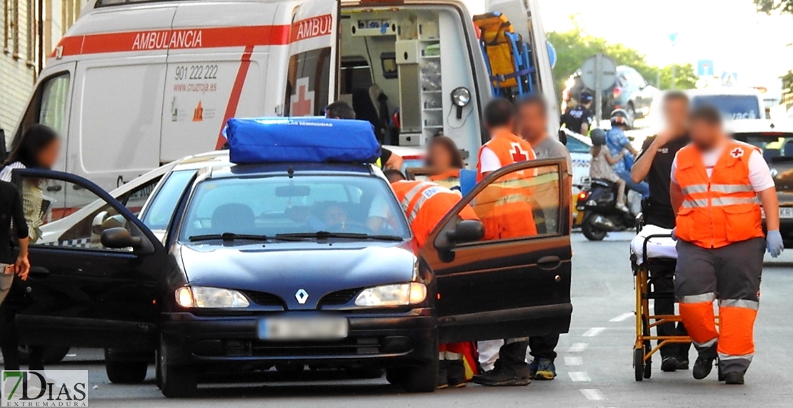 Una joven herida en un accidente en la barriada de San Fernando (Badajoz)
