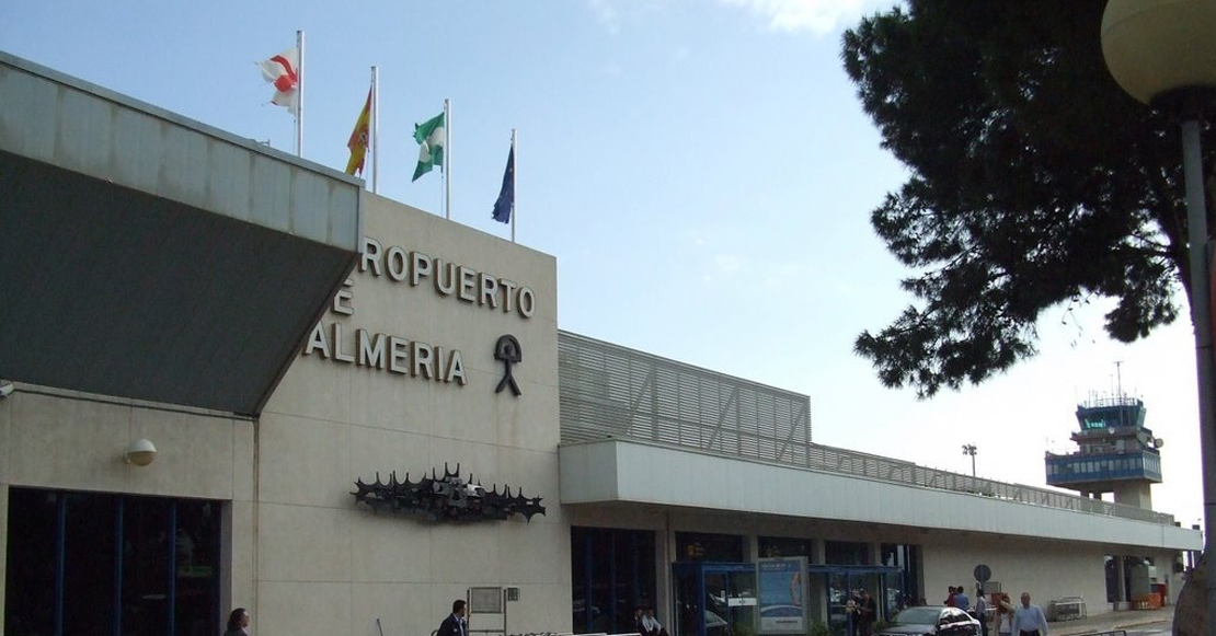 Le disparan en la pierna tras saltarse la seguridad del aeropuerto con un arma blanca