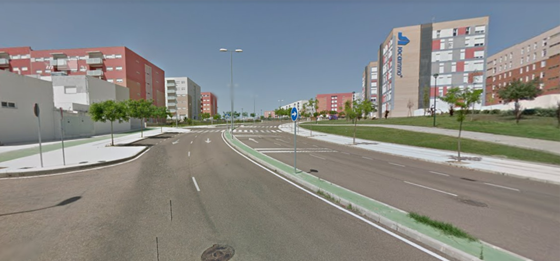 Pierde el control de su vehículo y choca contra una farola en Badajoz