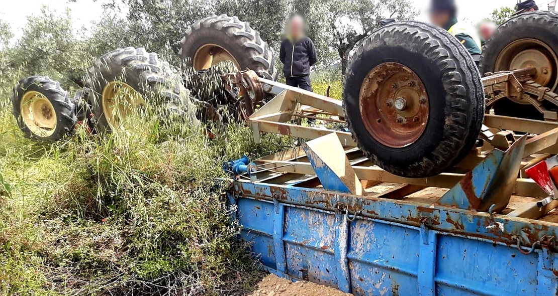 Muere un hombre al volcar un tractor en la provincia cacereña
