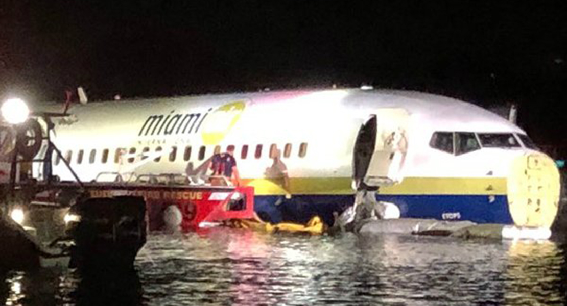 Un avión con 136 pasajeros acaba flotando en un río de Florida