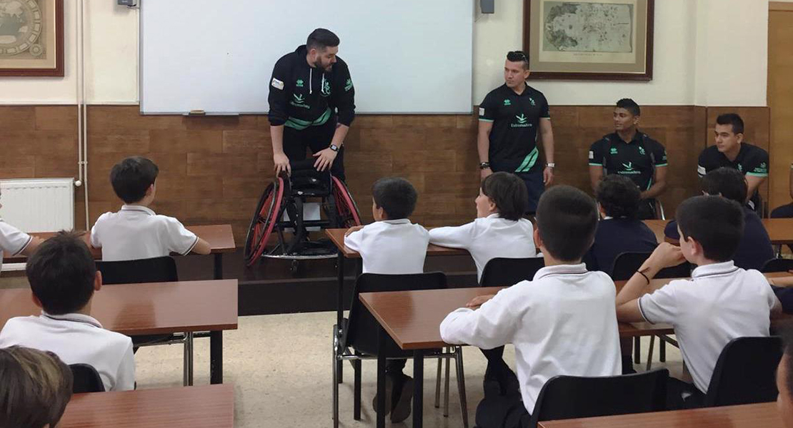 El Mideba Extremadura lleva su deporte a un colegio de Badajoz