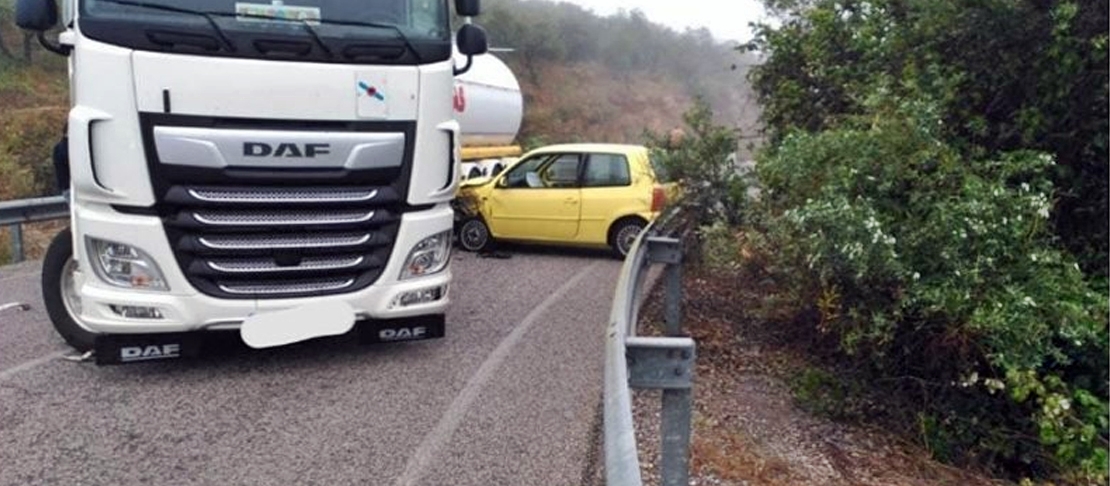 Colisión entre un tráiler y un turismo a causa de la lluvia