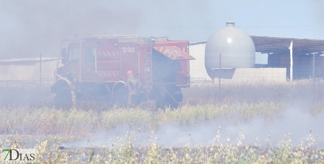 Incendio en una finca de la carretera de Olivenza