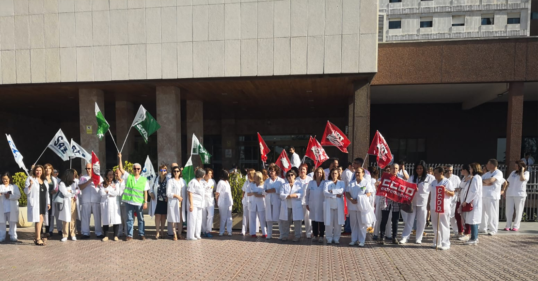 Este martes nueva concentración en la puerta de Hospital Universitario de Badajoz