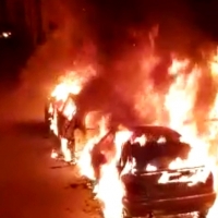 Un incendio calcina dos vehículos y afecta gravemente la fachada de una vivienda