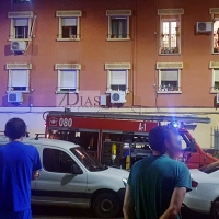 Los bomberos actúan en un incendio de un piso esta madrugada en el centro de Badajoz