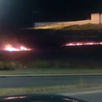 Incendio durante la madrugada en la ladera de La Alcazaba de Badajoz