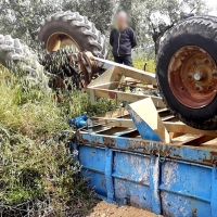 Muere un hombre al volcar un tractor en la provincia cacereña
