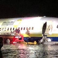 Un avión con 136 pasajeros acaba flotando en un río de Florida