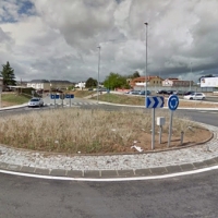 Una colisión entre un coche y una moto deja un herido en Badajoz