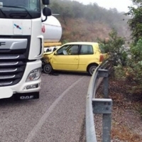 Colisión entre un tráiler y un turismo a causa de la lluvia