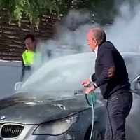 Monago presta su ayuda para extinguir el incendio en un vehículo