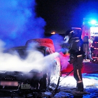 Un vehículo arde sin control en plena marcha y acaba calcinado en Badajoz