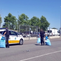 Tras ser descubiertos por la policía emprenden la huida en el mercadillo