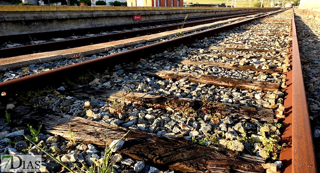 En algunas zonas el tren extremeño no es más que hierro oxidado