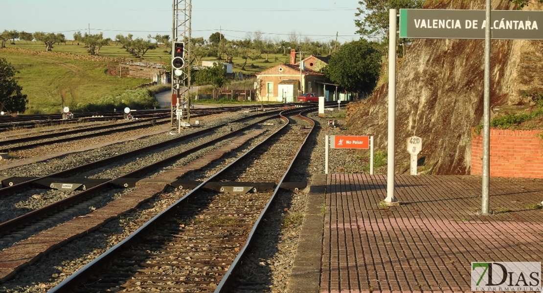 En algunas zonas el tren extremeño no es más que hierro oxidado