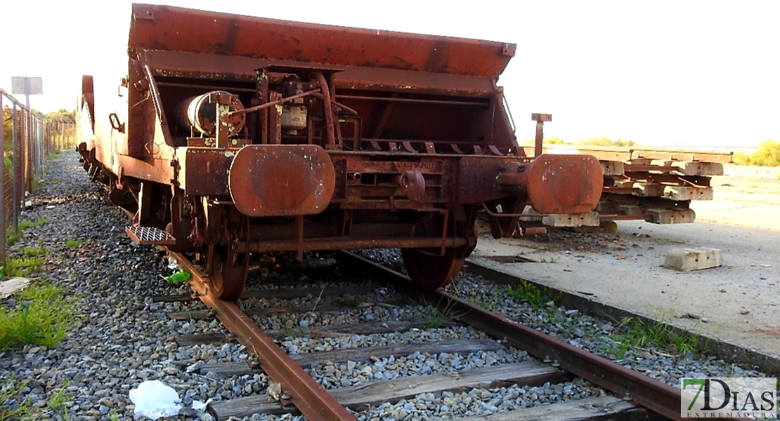 En algunas zonas el tren extremeño no es más que hierro oxidado